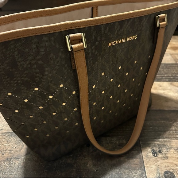 Michael Kors Jet Set Large Carryall Perforated Tote - Picture 4 of 8